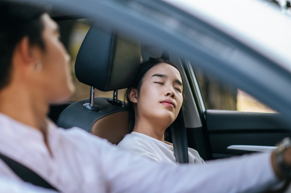 Women and men sit in cars and are stressed